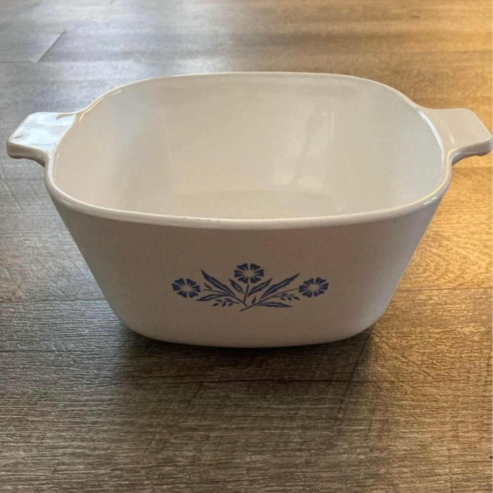 SOLD Corning Ware blue cornflower 1.75qt casserole dish